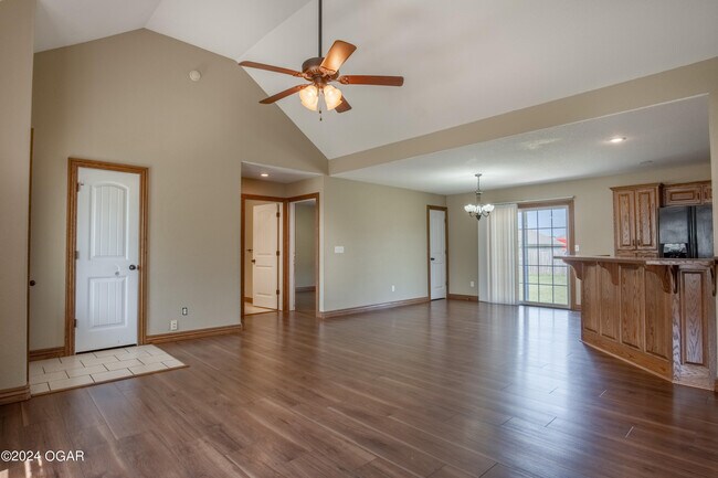 Building Photo - 715 Derek Ct
