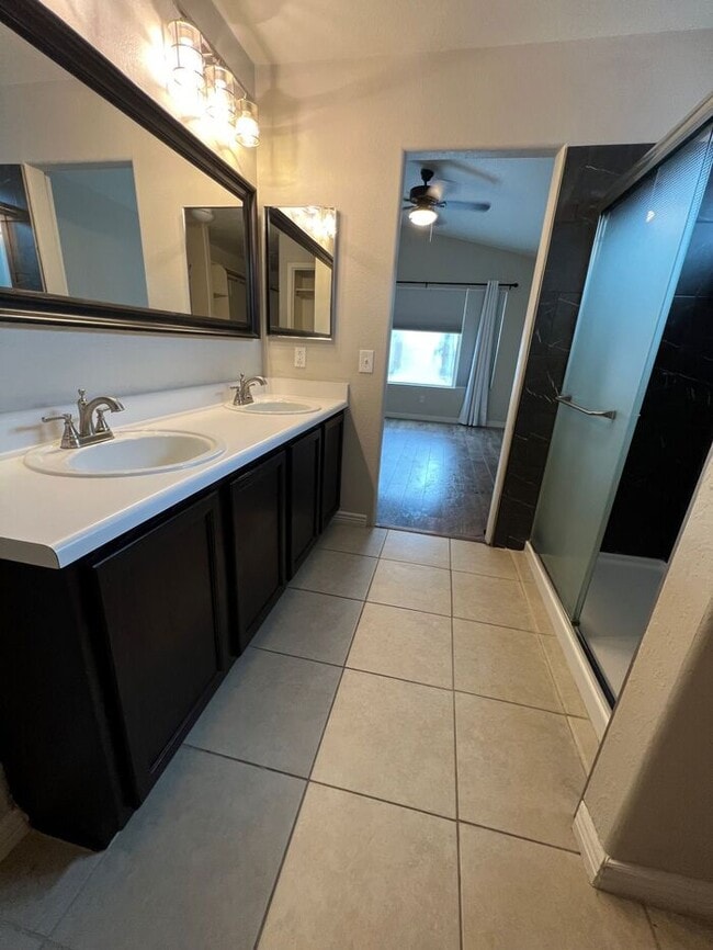 Building Photo - HOUSE FOR RENT