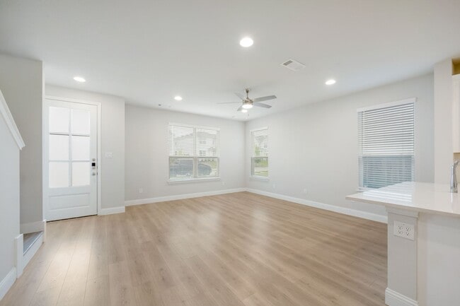 Building Photo - Modern 3 Bedroom, 2.5 Bath Townhome in a Gated Community for Lease!