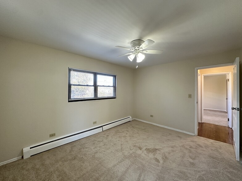 Building Photo - 1644 W Sherwin Ave