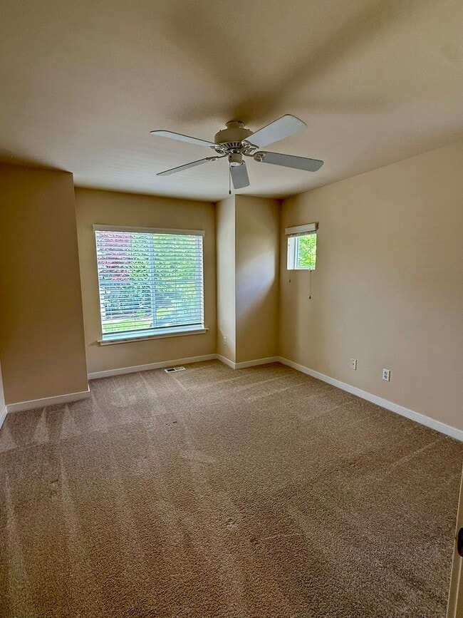 Building Photo - 3bd/2.5ba Sammamish Townhome