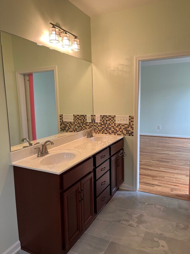 Building Photo - "Charming 2-Bed, 2-Bath Condo with Gleamin...
