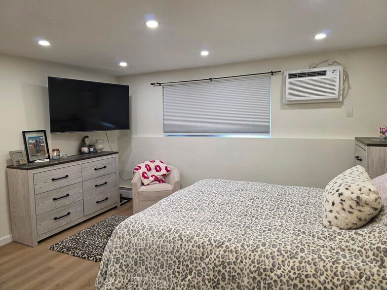 Building Photo - 5 Lancelot, 5