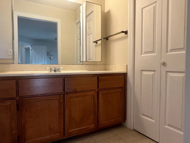 Building Photo - River North Country Club