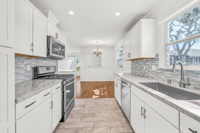 Building Photo - 12 Lilac St