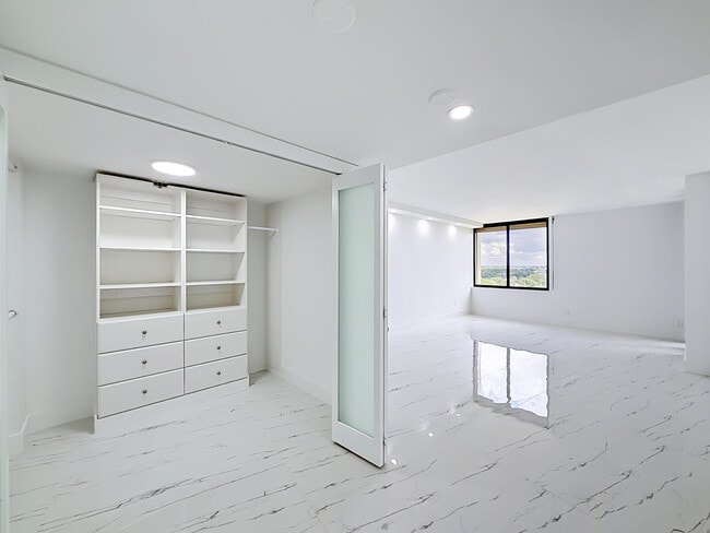 Building Photo - 2480 Presidential Way