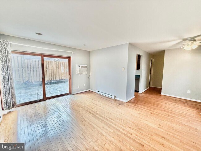 Building Photo - 720 W Glebe Rd