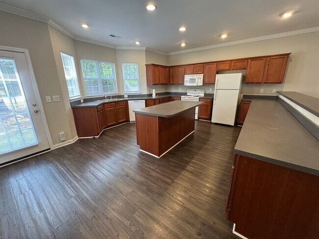 Building Photo - Amazing Deal! Great Location! 3 Bedroom 2.5 Bath Town Home! Playground in community!