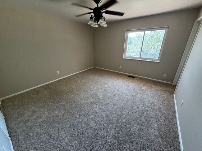 Building Photo - Spacious Aurora Home