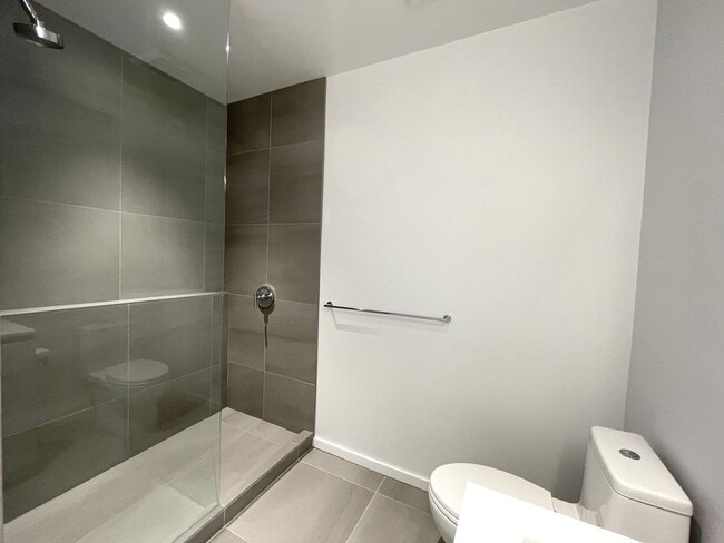 Building Photo - Spacious Vista Pearl Condo with Bonus Den,...