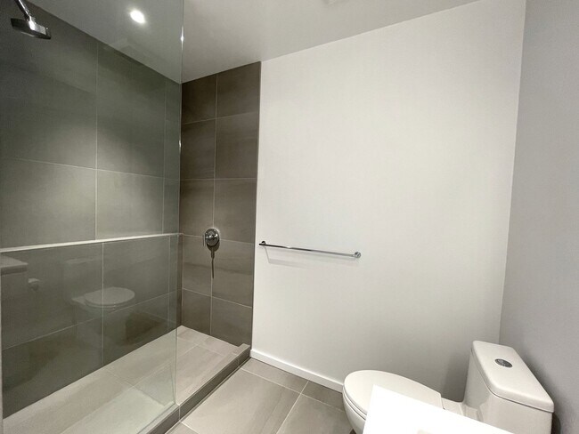 Building Photo - Spacious Vista Pearl Condo with Bonus Den, Stunning Views and Fabulous Amenities