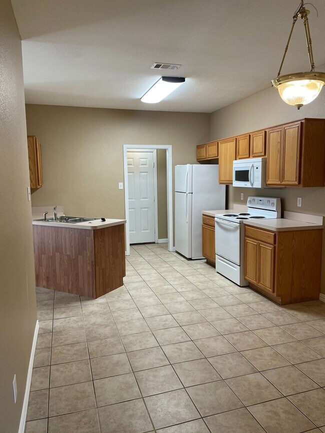 Building Photo - 991 Sierra Vista Ct