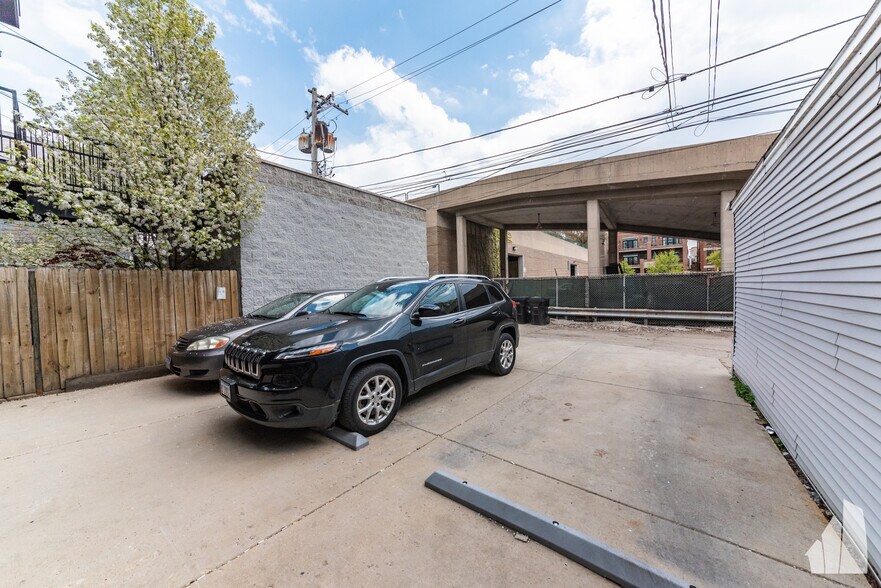 Building Photo - 1133 W Addison St