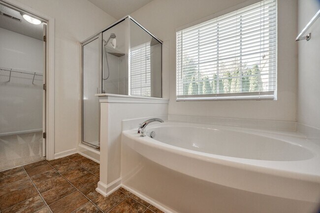 Building Photo - Well maintained 3 bedroom 2 bath home with...