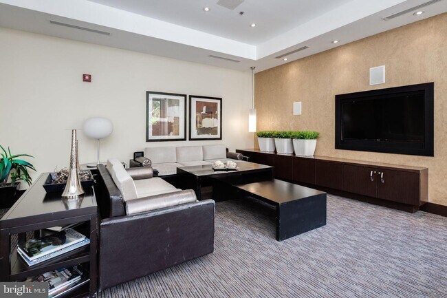 Building Photo - 440 L St NW