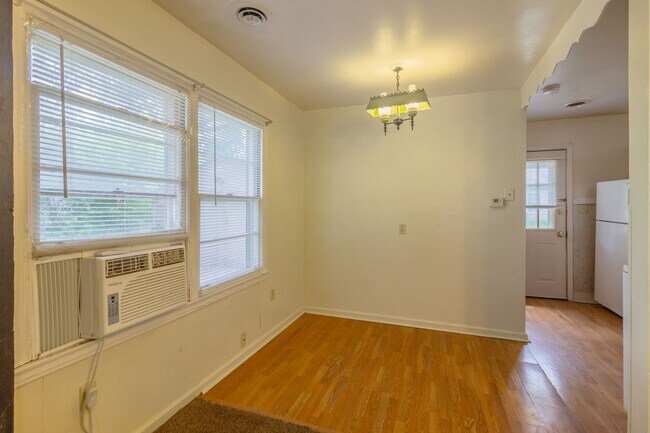 Building Photo - Cozy House With Great Yard Space!
