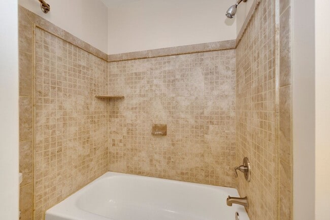 Building Photo - 3 Bed 2.5 Bath - Gaithersburg Townhouse - Finished Basement