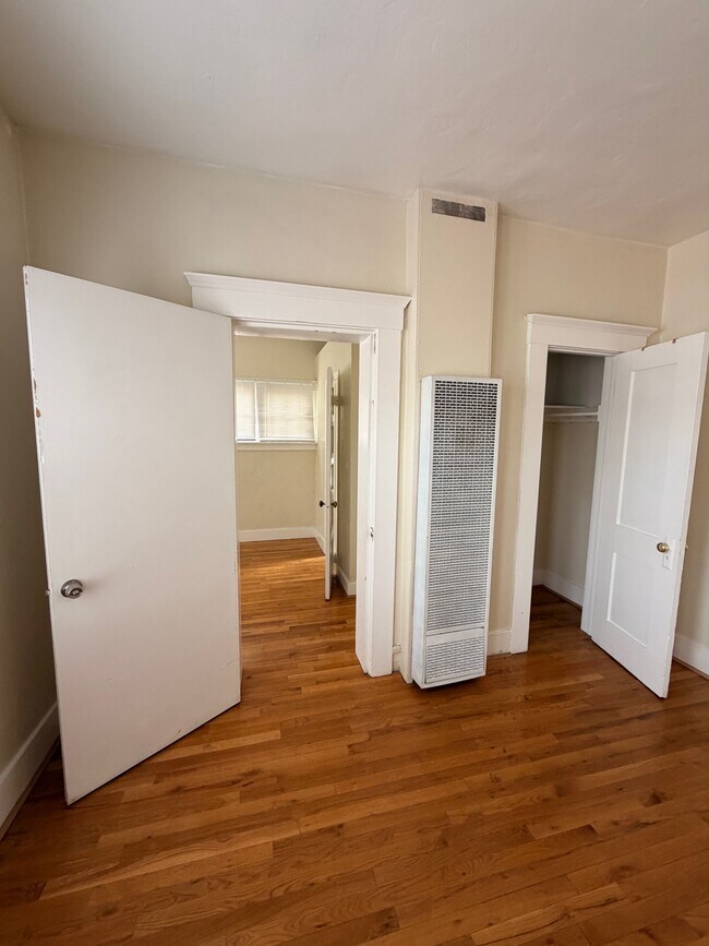 Building Photo - 1030 E 7th St