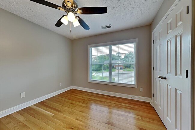 Building Photo - 990 Golden Meadows Ln