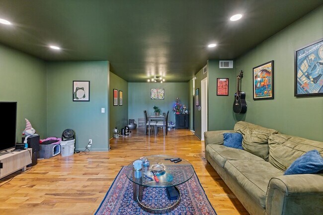 Building Photo - 515 Basswood Ave