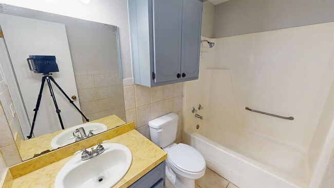 Building Photo - "Charming 3-Bedroom Retreat on Edgewater D...