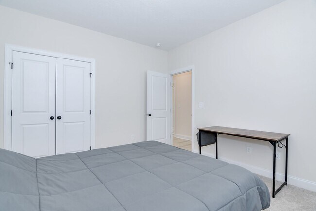 Building Photo - 3 Bedroom 2 Bathroom Ranch