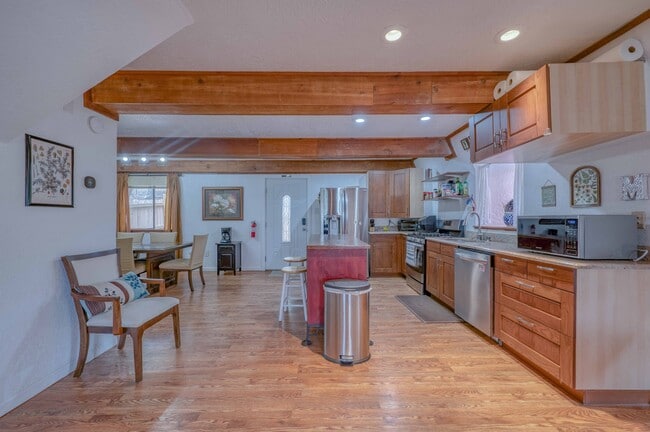 Building Photo - 104 Meadowood