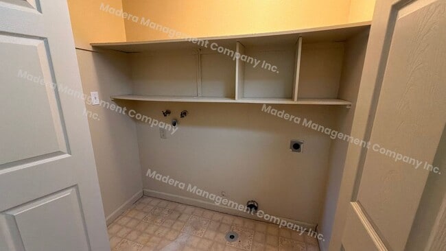 Building Photo - 4 bed/2 Bath - Available now