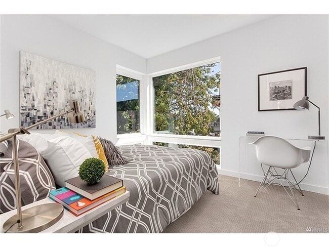 Building Photo - Newer Ballard 3 Bedroom Townhome - Attache...