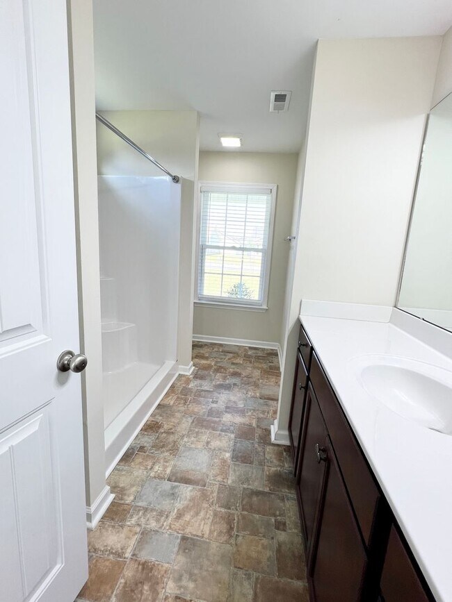 Building Photo - Beautiful home in Woodland Lakes! Extended...