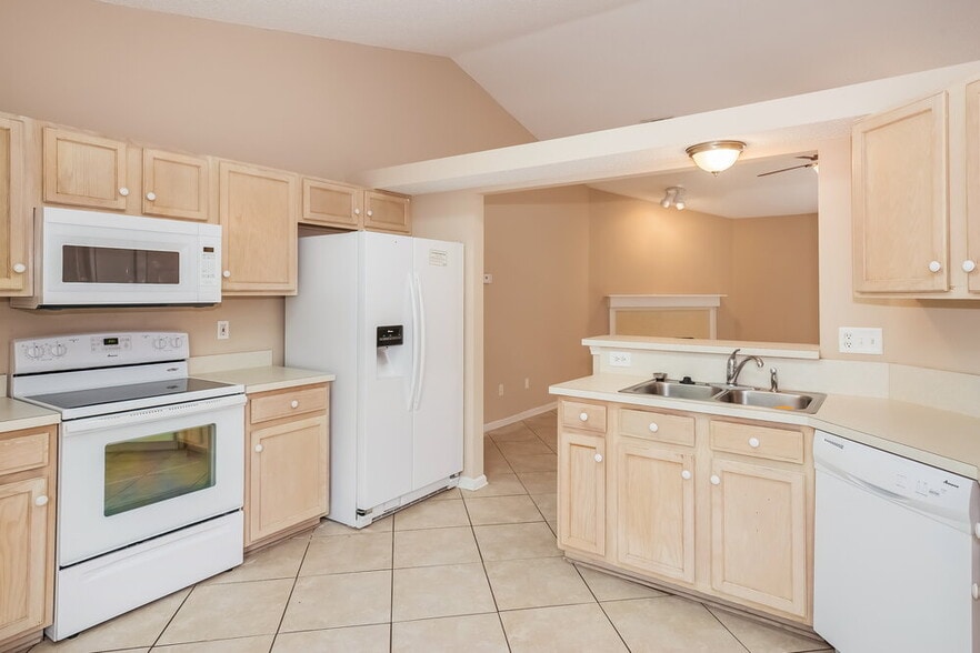 Building Photo - 8137 Leafcrest Dr