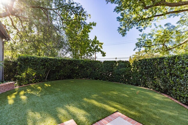Building Photo - S of the Blvd - upgraded 4+3 w/pool + views!
