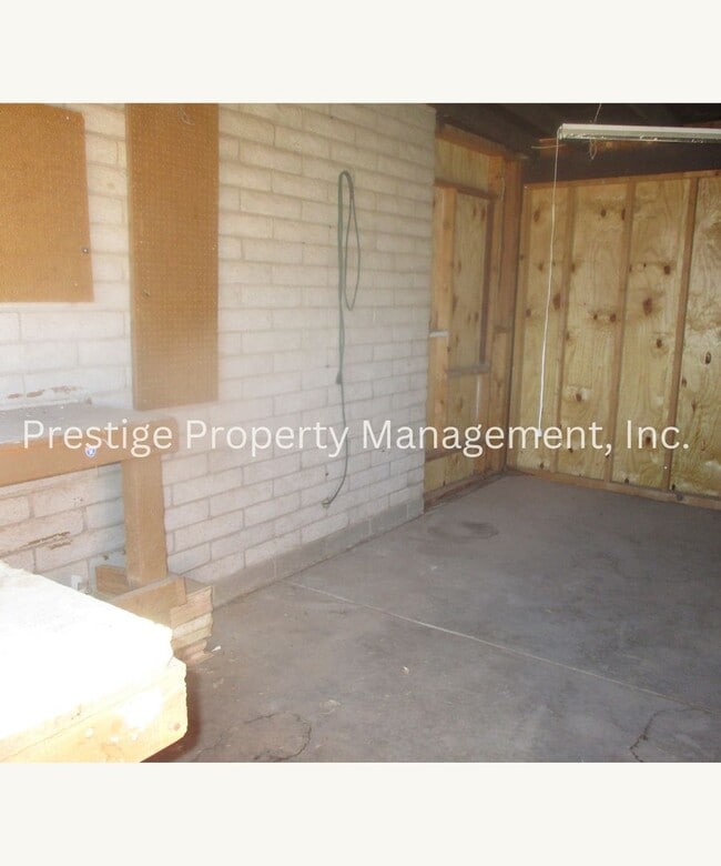 Building Photo - Check Out This 3/2 South-East Side Charmer!