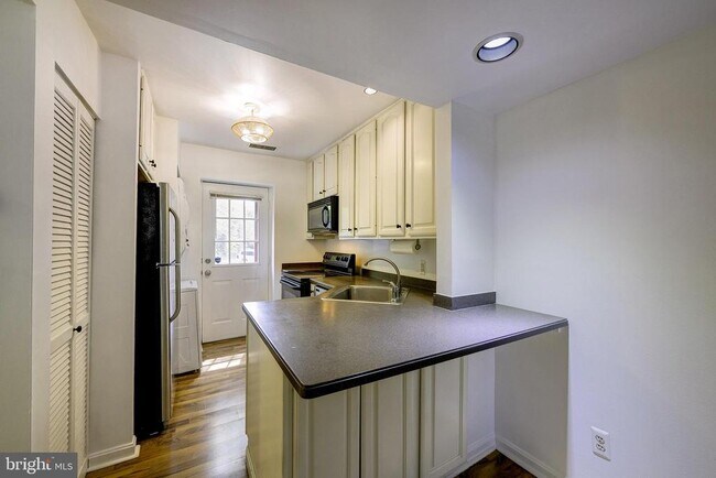 Building Photo - 1403 E Abingdon Dr