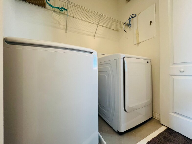 Building Photo - 14320 Swanley St