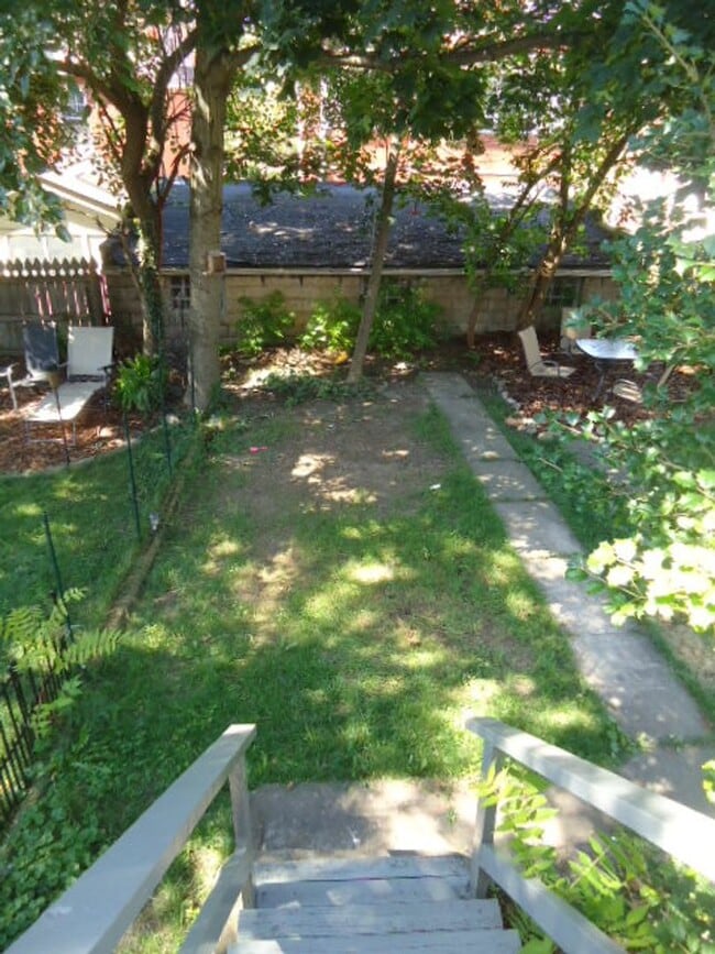 Building Photo - Charming Three Bedroom Townhouse in Squirrel Hill! Back Yard & Covered Front Porch! Call Today!