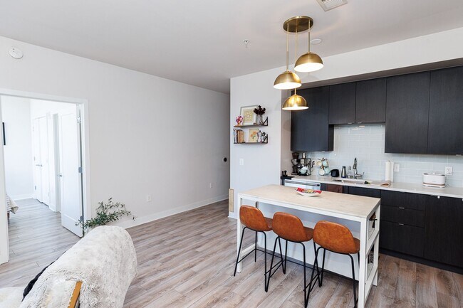 Building Photo - Spacious PENTHOUSE unit has it all! Light filled 1BR/1BA + DEN condo