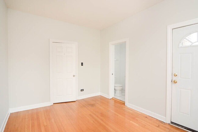 Building Photo - 728 W Barry Ave