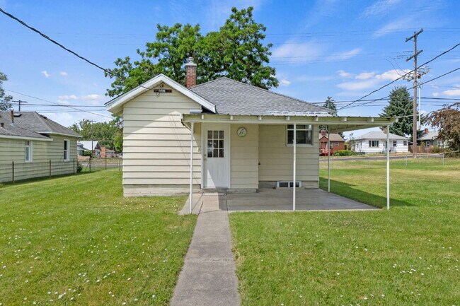 Building Photo - "Charming Spokane Retreat: Cozy 2-Bedroom ...