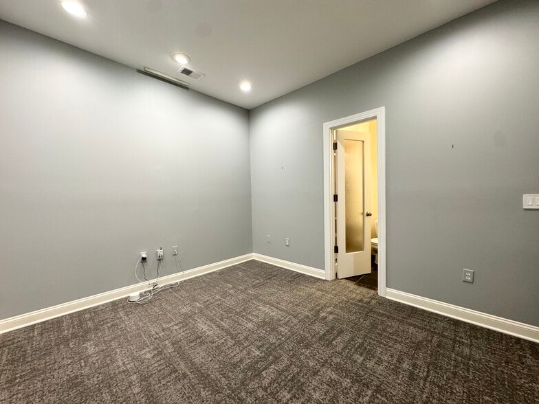 Building Photo - 2929 McGee Trfy