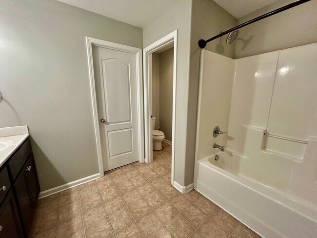 Building Photo - Three bedroom with finished basement in Hamburg!