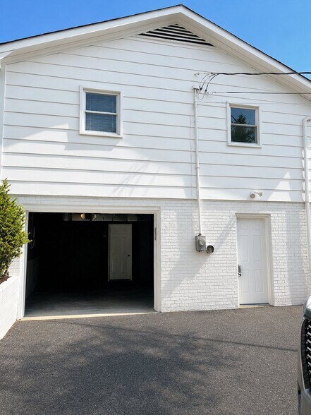 Building Photo - 1271 Village Cir