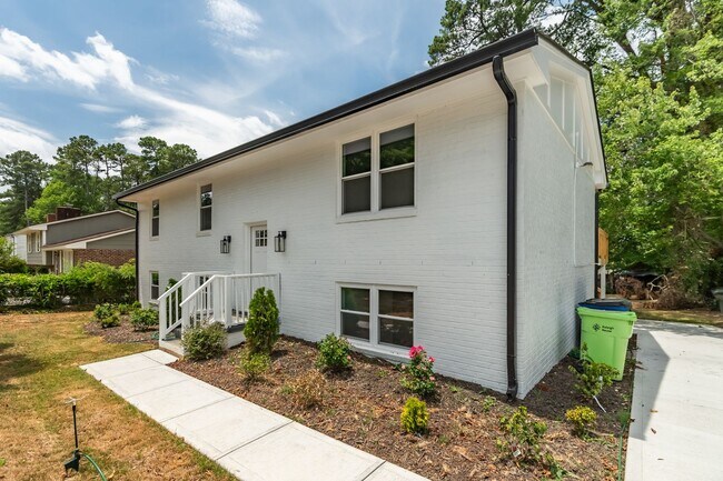 Building Photo - 6-bedroom, 4-bath home in North Raleigh