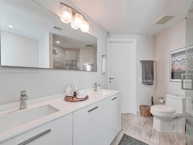 Building Photo - 1300 Brickell Bay Dr