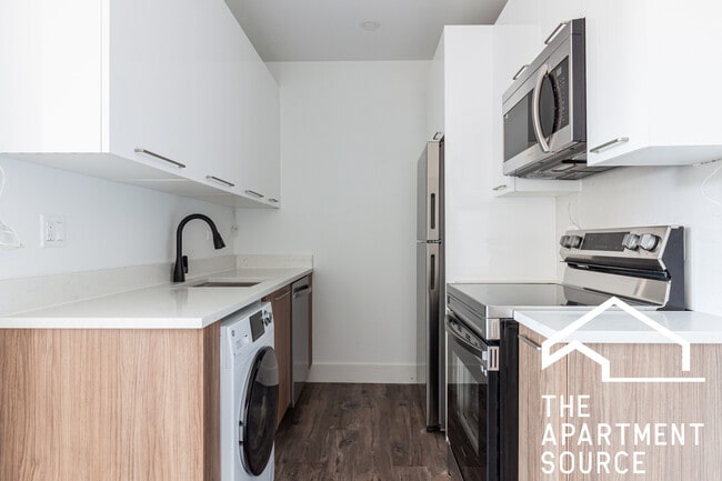 Building Photo - 941 W Carmen Ave