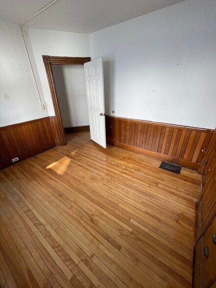 Building Photo - 108 Buell St