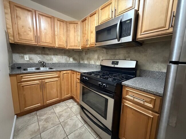 Building Photo - 28 Juniper St