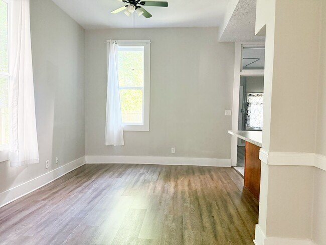 Building Photo - 28 E Powell Ave