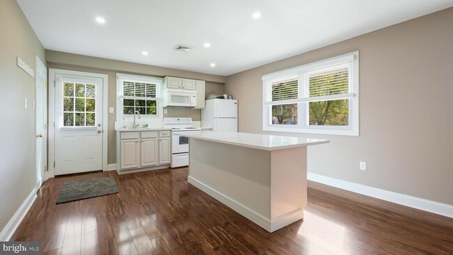 Building Photo - 1732 Creek Rd