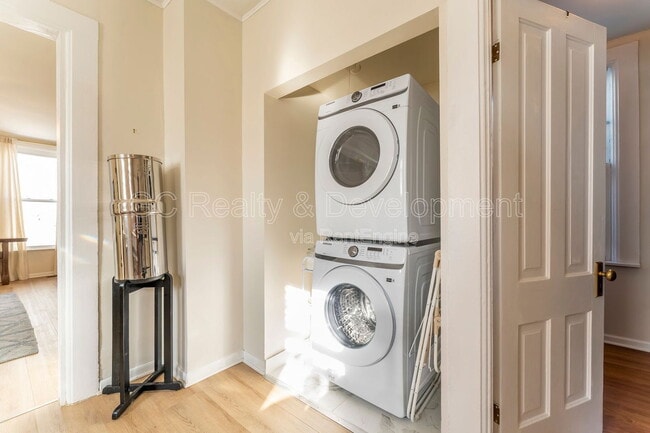 Building Photo - 3309 N Leavitt St